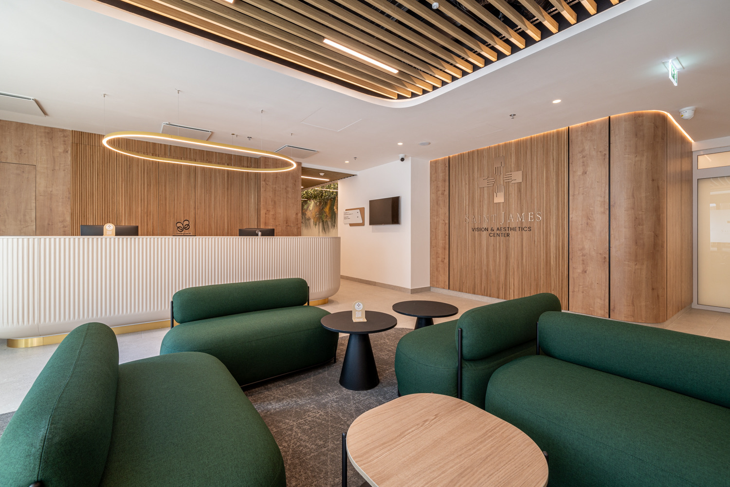 Irodaházból magánkórház – Saint James Vision & Aesthetic Center